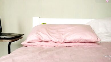 Watch Ronny_Ponny's mesmerizing buttocks as she captivates with her stunning mounds and sexy moves