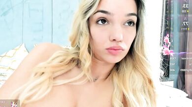 Sassyt33n seduces her client with her stunning body and hypnotic moves
