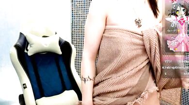 Watch Elizabeth Dort's mesmerizing curves and enchanting cam show