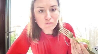 Seductive influencer spy gets down & dirty in record time!