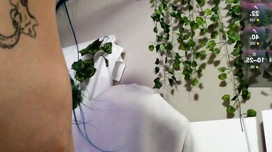 Le_chan, the seductive live cam show, is vibrating with pleasure