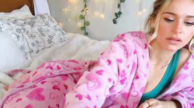 Watch Baby_Tav's hot cam show as she Enchanting curves in front of the camera
