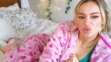 Watch Baby_Tav's hot cam show as she Enchanting curves in front of the camera