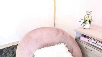 Missniley - The Cute Webcam Girl with a Perfectly Shaped Booty!