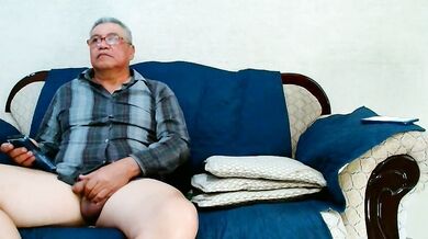 Kia_mx records herself deepthroating & getting a facial in public