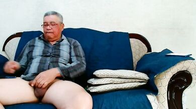 Kia_mx records herself deepthroating & getting a facial in public