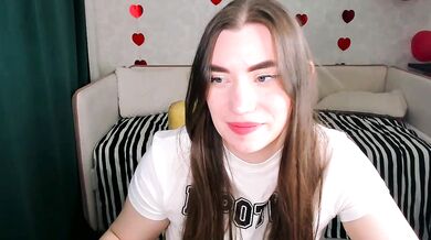 Watch pussyhome2407 flash her ass & twerk while getting double penetrated with dildos & vibrators!