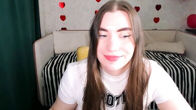 Watch pussyhome2407 flash her ass & twerk while getting double penetrated with dildos & vibrators!