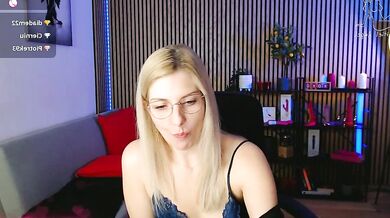 Watch Amitiel_Angel, the best-priced MILF, get off with a vibrator in her ass and squirt in public!