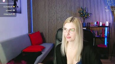 Watch Amitiel_Angel, the best-priced MILF, get off with a vibrator in her ass and squirt in public!