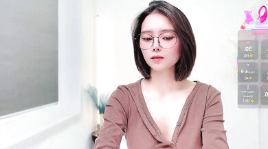 Watch Natasha2025 in HD: Naughty Chinese petite with nips and toys