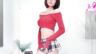 Watch Natasha2025 in HD: Naughty Chinese petite with nips and toys