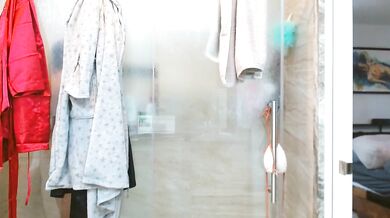 Dazeydo strips down and shows off her huge Energetic body in a seductive broadcast striptease