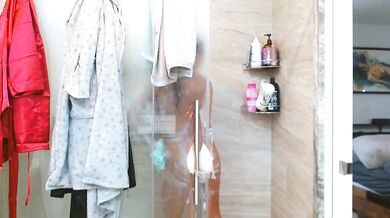 Dazeydo strips down and shows off her huge Energetic body in a seductive broadcast striptease