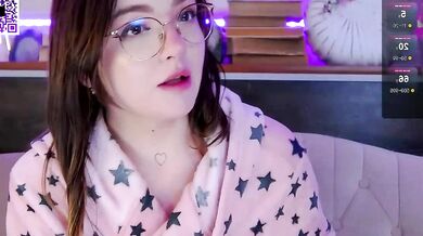 Ginger_Pie's mesmerizing curves and erotic mouth will make you forget your shyness