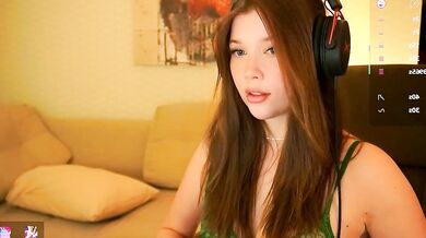 Bitter Moon's solo show: Stunning cleavage & naked striptease