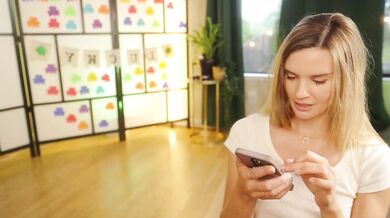 Phoenix Taylor's seductive curves and steamy stream - A seductive cam girl experience