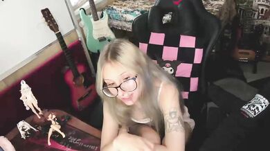 ElainLuv - Porn Video [Bongacams]: mesmerizing diva, talented streamer, captivating cleavage