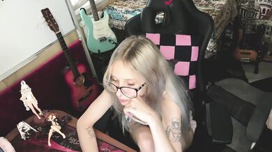 ElainLuv - Porn Video [Bongacams]: mesmerizing diva, talented streamer, captivating cleavage