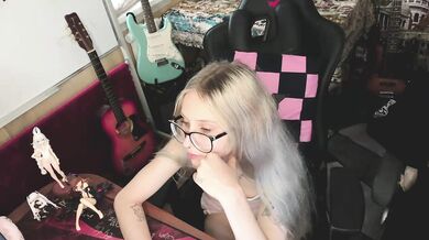 ElainLuv - Porn Video [Bongacams]: mesmerizing diva, talented streamer, captivating cleavage