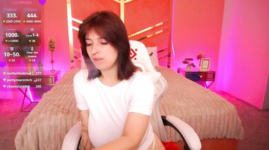 MikiiKiwi - Porn Video [Bongacams]: luscious cleavage, sensual décolletage, nice boobs