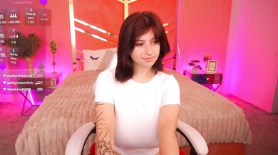 MikiiKiwi - Porn Video [Bongacams]: luscious cleavage, sensual décolletage, nice boobs