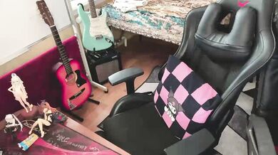 ElainLuv - Porn Video [Bongacams]: popular internet personality, slow and sensual stream, lovely contours