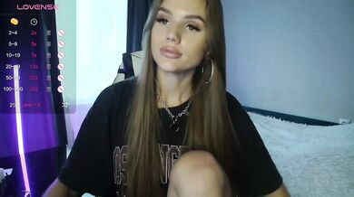 SweetyMia - Porn Video [Bongacams]: vibrant content creator, engaging entertainer, seductive assets