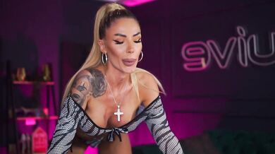 RaquelleVon - Porn Video [Bongacams]: lovely booty, seductive frame, charming cam session