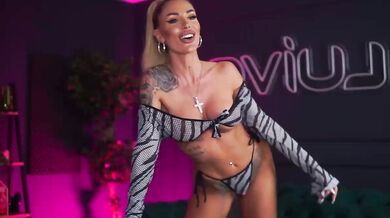 RaquelleVon - Porn Video [Bongacams]: lovely booty, seductive frame, charming cam session