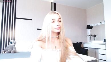 MindLure - Porn Video [Bongacams]: alluring backside, camgirl, seductive cleavage
