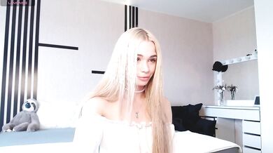 MindLure - Porn Video [Bongacams]: alluring backside, camgirl, seductive cleavage