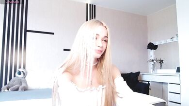 MindLure - Porn Video [Bongacams]: alluring backside, camgirl, seductive cleavage