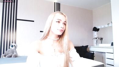 MindLure - Porn Video [Bongacams]: alluring backside, camgirl, seductive cleavage
