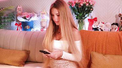 blondinochkaa - Porn Video [Bongacams]: web stream, stunning glutes, captivating personality