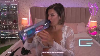 KiraRoxx - Porn Video [Bongacams]: gorgeous silhouette, energetic personality, streaming interaction