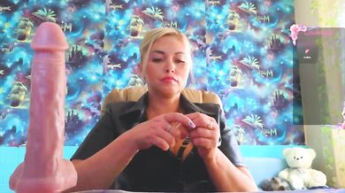 Mistress-Gwen - Porn Video [Bongacams]: closeup, alluring physique, radiant seductress