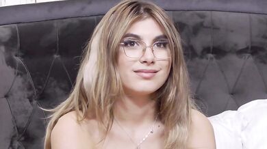 SweetAnisia - Porn Video [Bongacams]: captivating allure, energetic streamer, vibrant personality