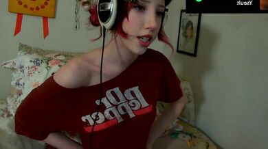 Elslove seduces with her seductive body in this seductive webcam show