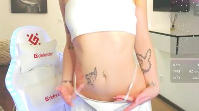 Adrianawow1 gets her seductive body and erotic tremors on display in this hot video