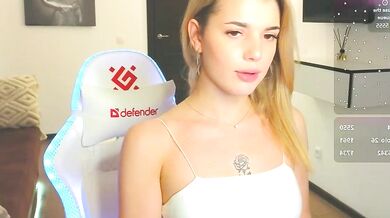 Adrianawow1 gets her seductive body and erotic tremors on display in this hot video