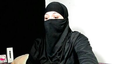 Zayra_nalak flaunts her tight ass and fingers herself in hot video