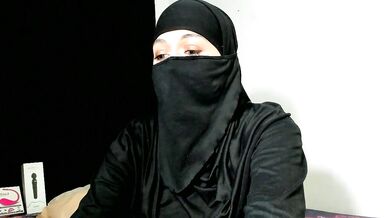 Zayra_nalak flaunts her tight ass and fingers herself in hot video