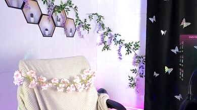 Watch Elsa_wow's mesmerizing beauty in real life, as she experiences the euphoria of orgasmic breath play