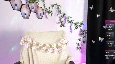 Watch Elsa_wow's mesmerizing beauty in real life, as she experiences the euphoria of orgasmic breath play