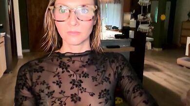 Kaileeshy flaunts her stunning body in a sensual video with a captivating broadcast