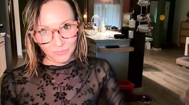 Kaileeshy flaunts her stunning body in a sensual video with a captivating broadcast
