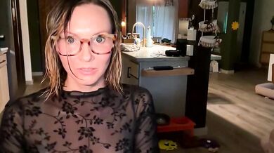 Kaileeshy flaunts her stunning body in a sensual video with a captivating broadcast