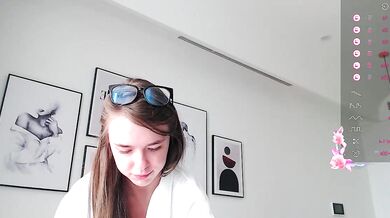 Miss_sweetbb's bodacious curves are exposed in a hot nude leak