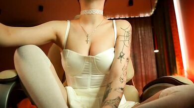 Curvy Sensual Twerking Sensualness: A Tantalizing Camgirl's Seduction